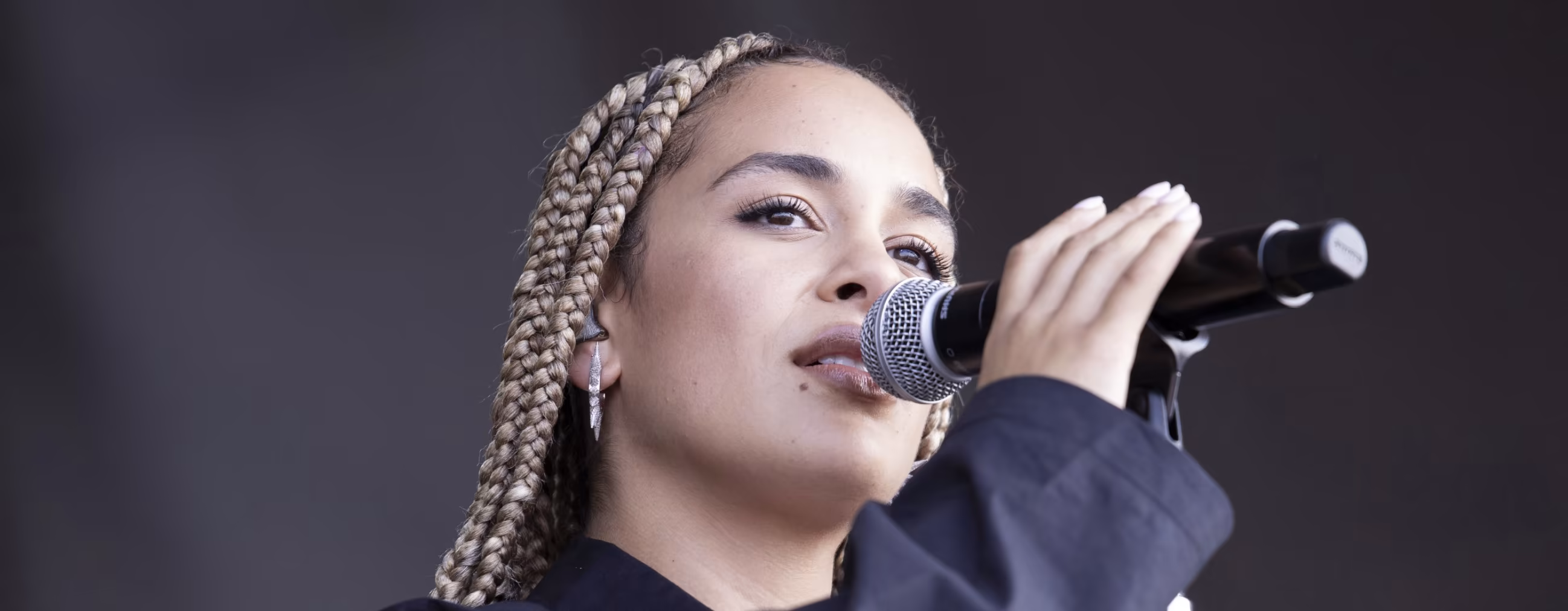 Crédit : Jorja Smith, Vbrunophotog, CC BY-SA 4.0, via Wikimedia Commons, recadré
