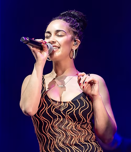 Crédit :  Jorja Smith, Justin Higuchi from Los Angeles, CA, USA, via Wikimedia Commons