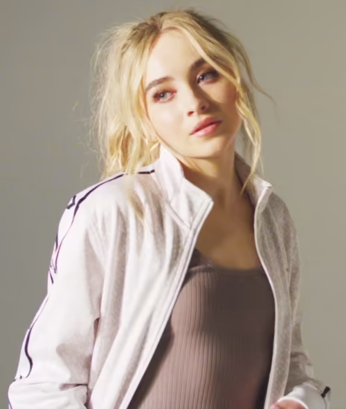 Crédit : Sabrina Carpenter, Phillip Mansfield, CC BY 3.0, via Wikimedia Commons