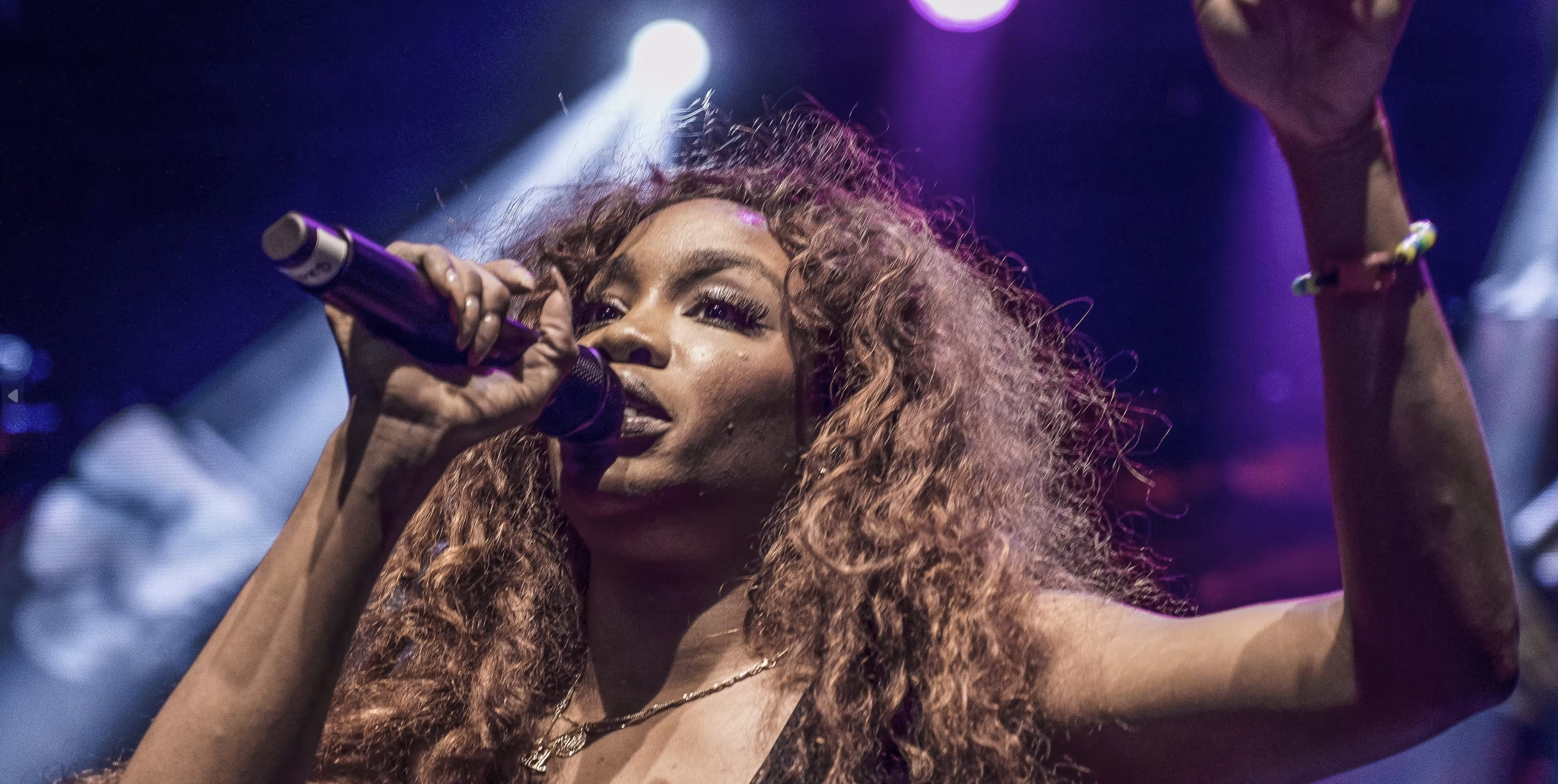 Crédit : SZA, Photograph by Erin Cazes; The Come Up Show from Canada, CC BY 2.0, via Wikimedia Commons recadré