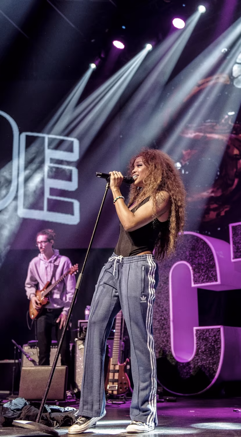 Crédit : SZA, Photograph_by_Erin_Cazes; The Come Up Show from Canada, CC BY 2.0, via Wikimedia Commons