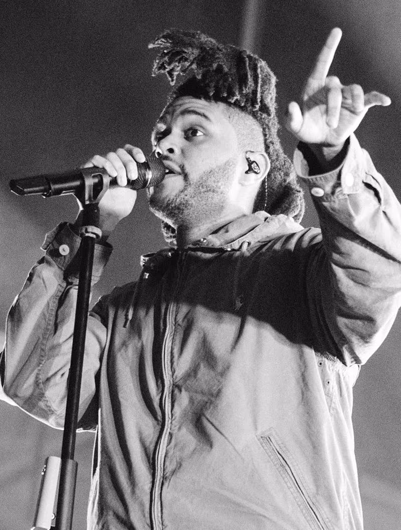Crédit : The Weeknd, https://www.flickr.com/photos/kaylajohnsonphotography, CC BY 2.0, via Wikimedia Commons